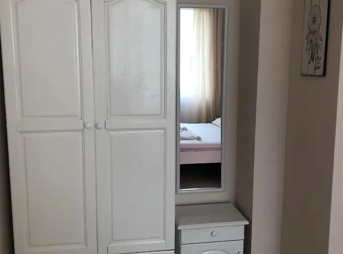 Guest Luxor Къща за гости Приморско